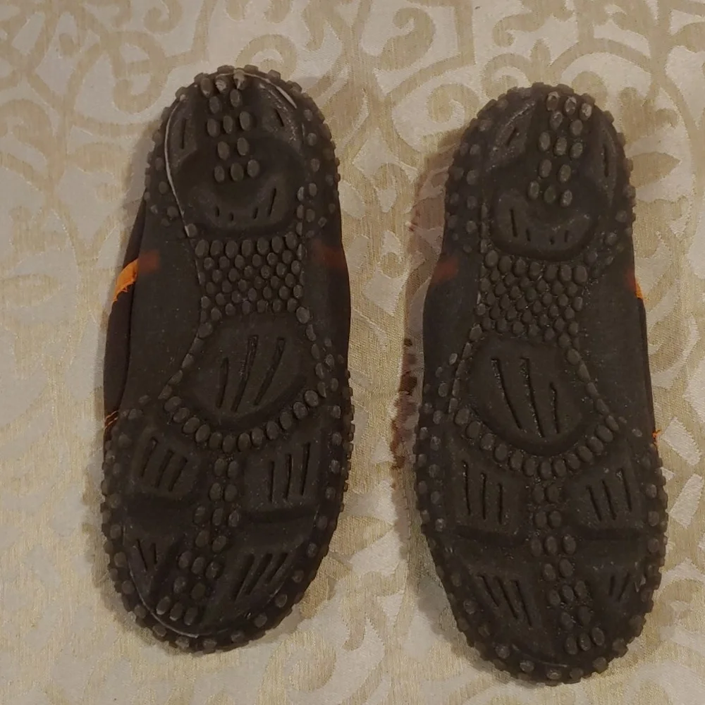 NWOT Old Navy swim shoes size 10